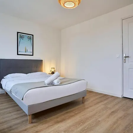 아파트 3-bedroom 3 Bathrooms Renovated In 2023 투르쿠앵