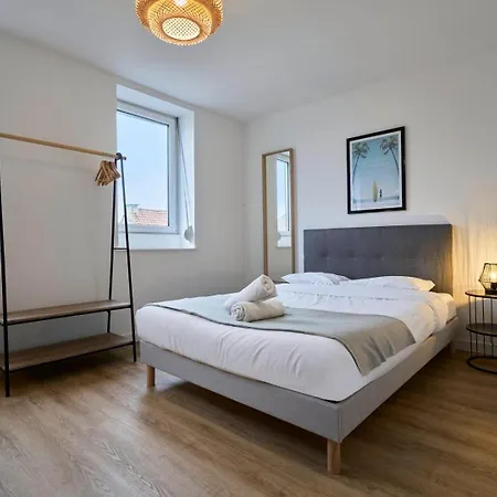 아파트 3-bedroom 3 Bathrooms Renovated In 2023 투르쿠앵